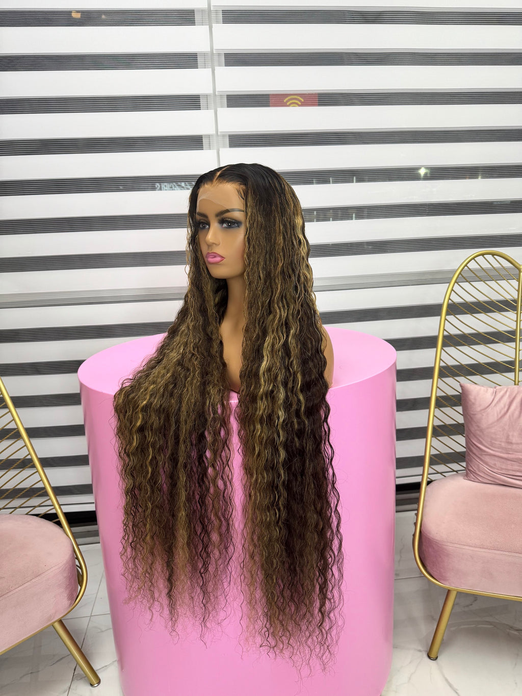 Highlighted fullfrontal wig