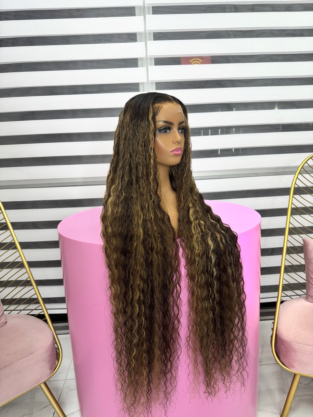 Highlighted fullfrontal wig