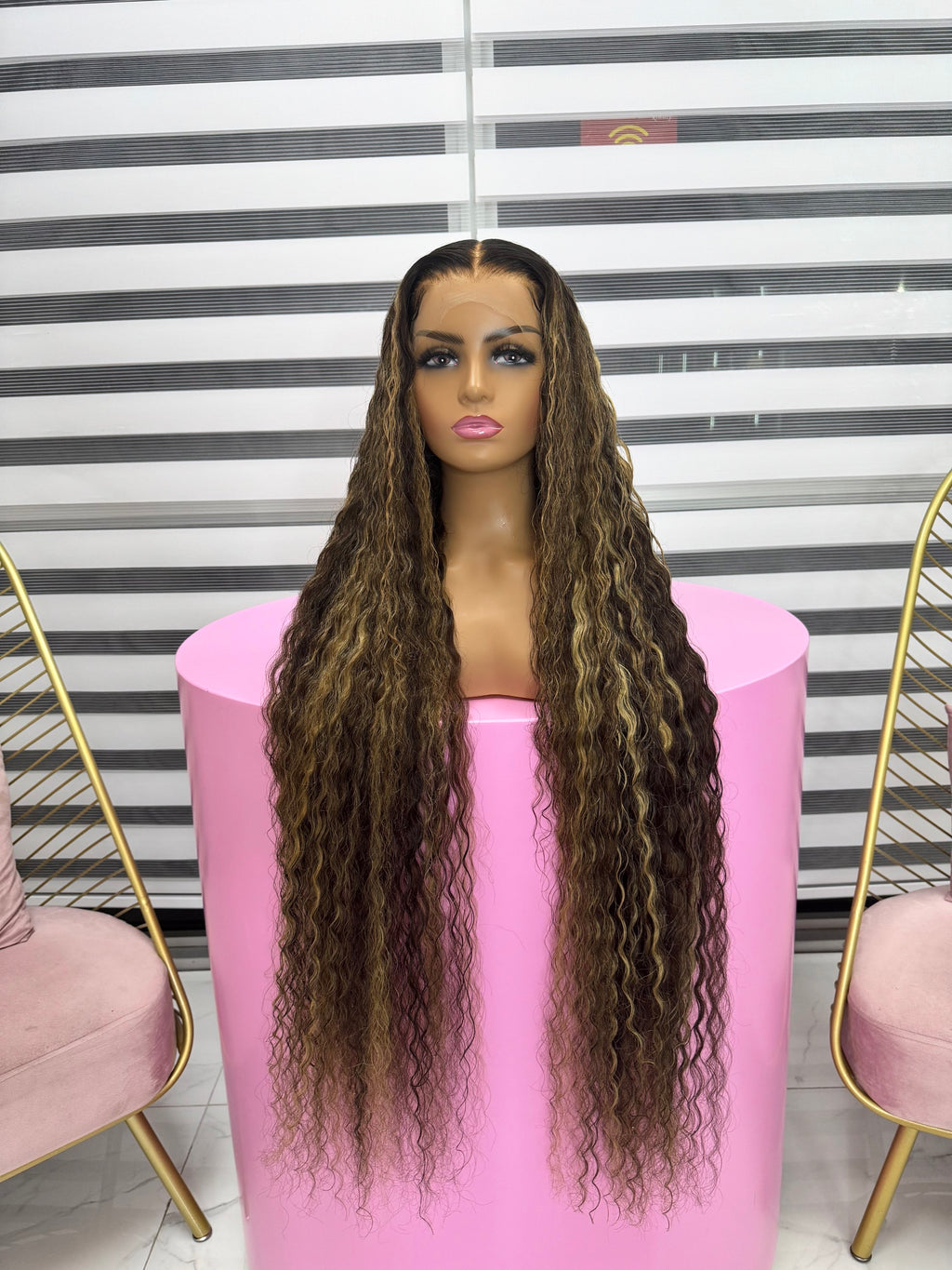 Highlighted fullfrontal wig