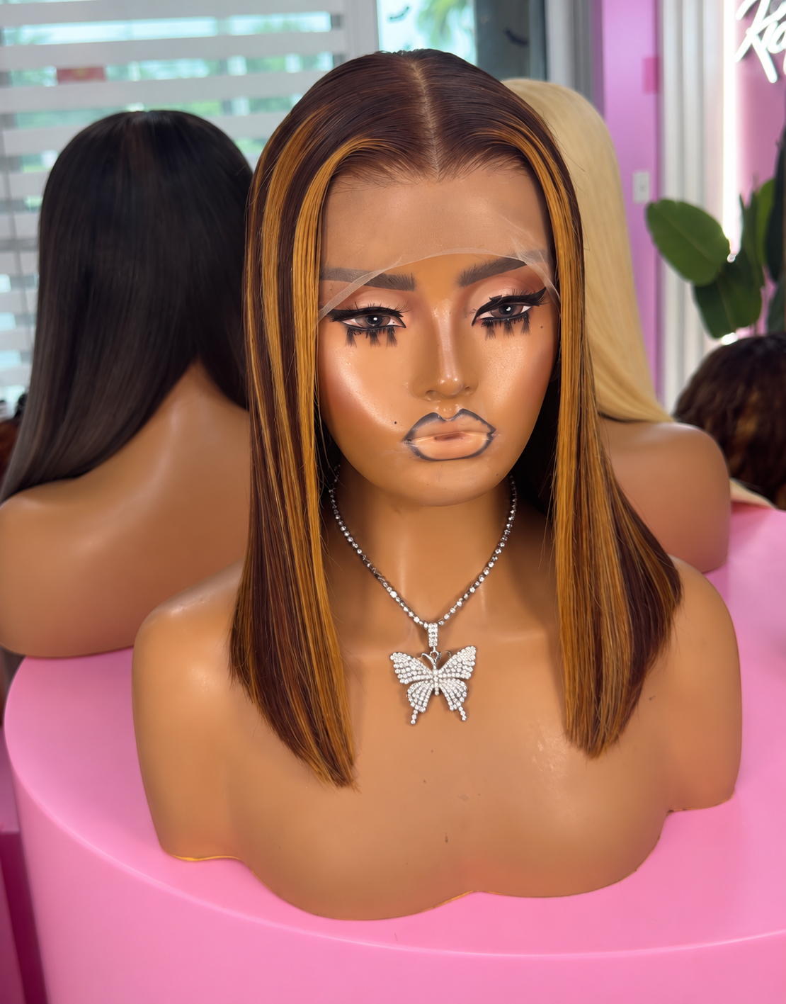 Highlighted wig, 14-inch straight transparent lace, front view